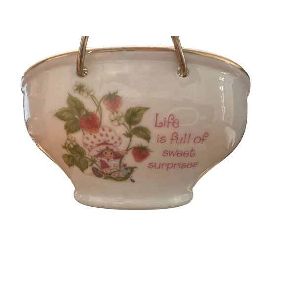 Vintage Ceramic Basket With Gold Handle & Strawberry Shortcake Design - Picture 2 of 9